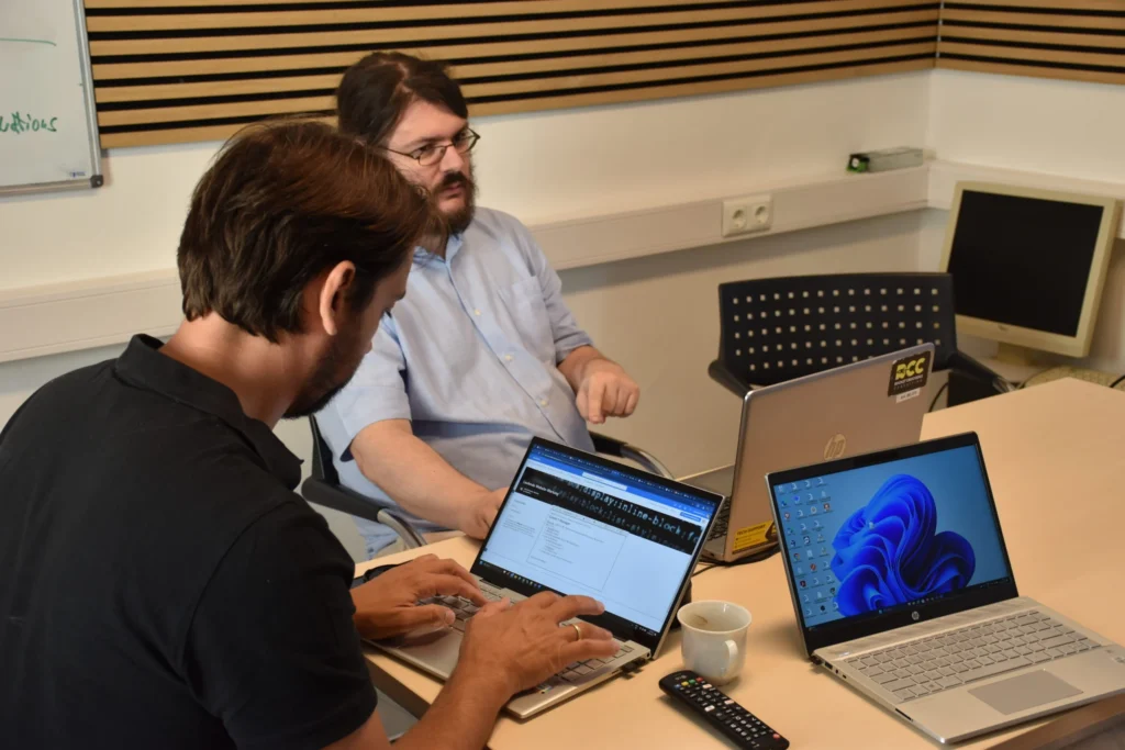 Entwicklerteam programmiert Cloud-Infrastruktur